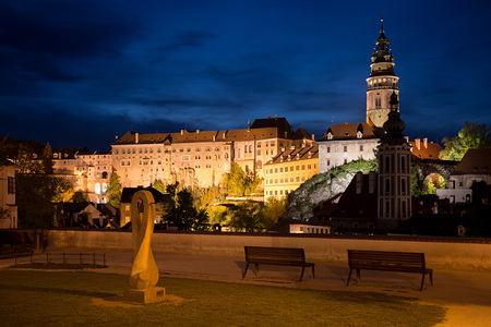 Večerní město